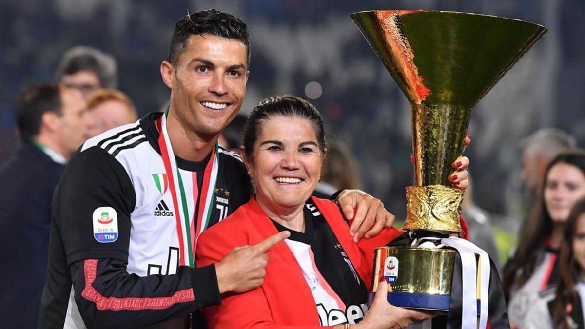 Cristiano Ronaldo celebra con su madre la última Serie A ganada