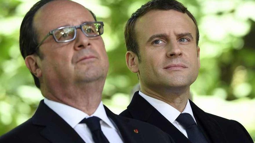 Hollande y Macron, ayer en París, en una conmemoración de la abolición de la esclavitud. // Efe
