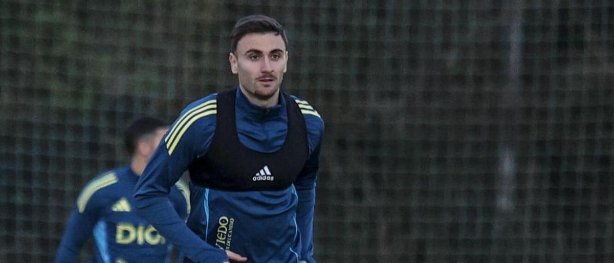Álex Forés, en un entrenamiento del Real Oviedo en la 2025-2026.