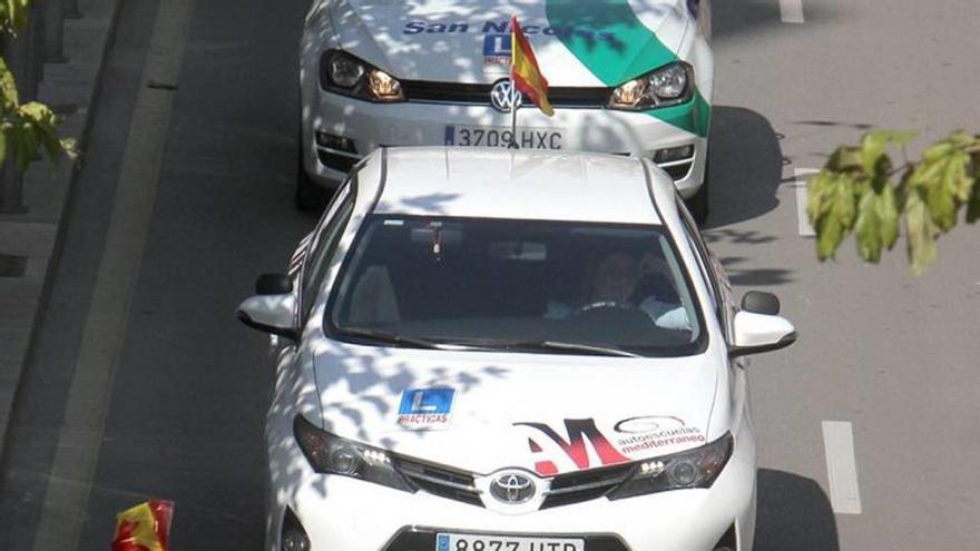 Atascos y bocinazos de las autoescuelas contra Tráfico