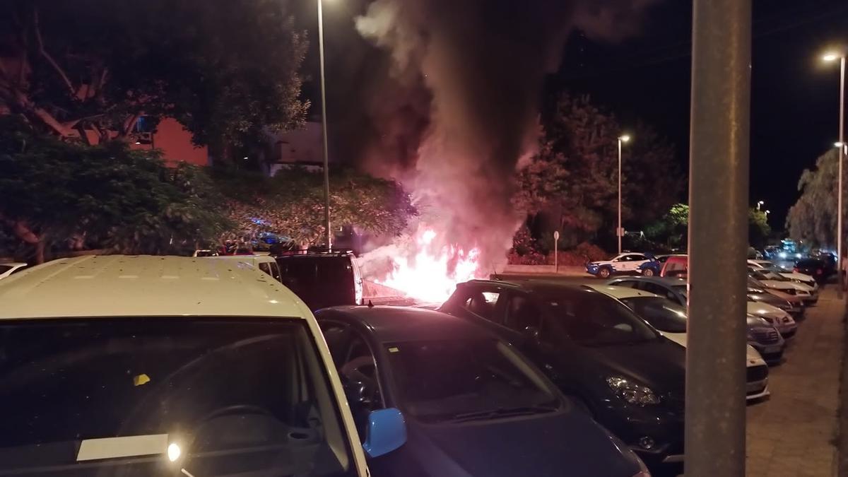 Incendio en unos contenedores del Barrio de la Salud en Santa Cruz de Tenerife