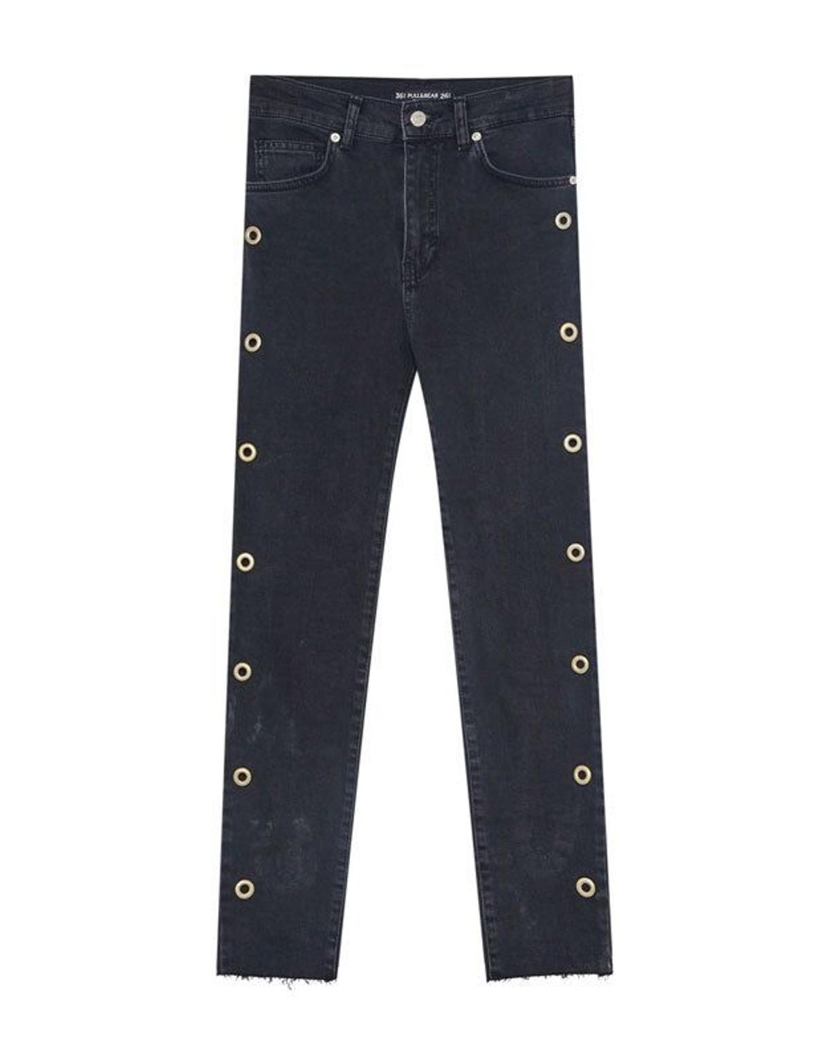 Jeans skinny fit con eyelets de Pull&amp;Bear. (Precio: 19,99 euros)