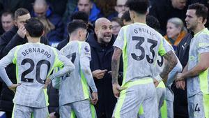 Pep Guardiola, entrenador del Manchester City, da instrucciones a sus jugadores en el banquillo durante el partido de la Premier League