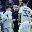 Pep Guardiola, entrenador del Manchester City, da instrucciones a sus jugadores en el banquillo durante el partido de la Premier League