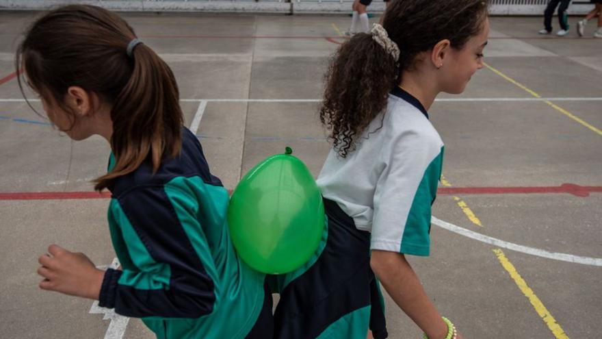 Alumnas de un colegio gallego, jugando en el patio. |   // CASTELEIRO