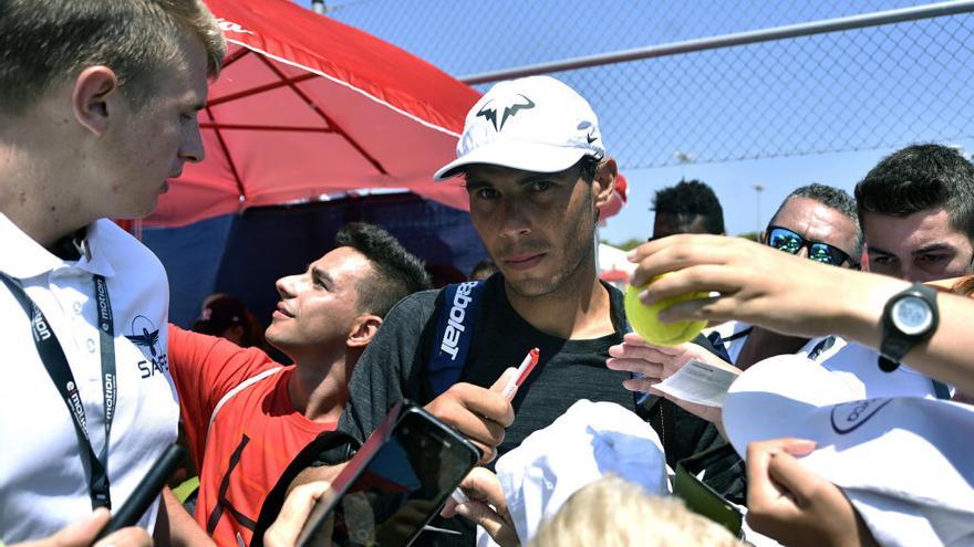 Nadal firma autógrafos a los aficionados que se han acercado a Santa Ponça.