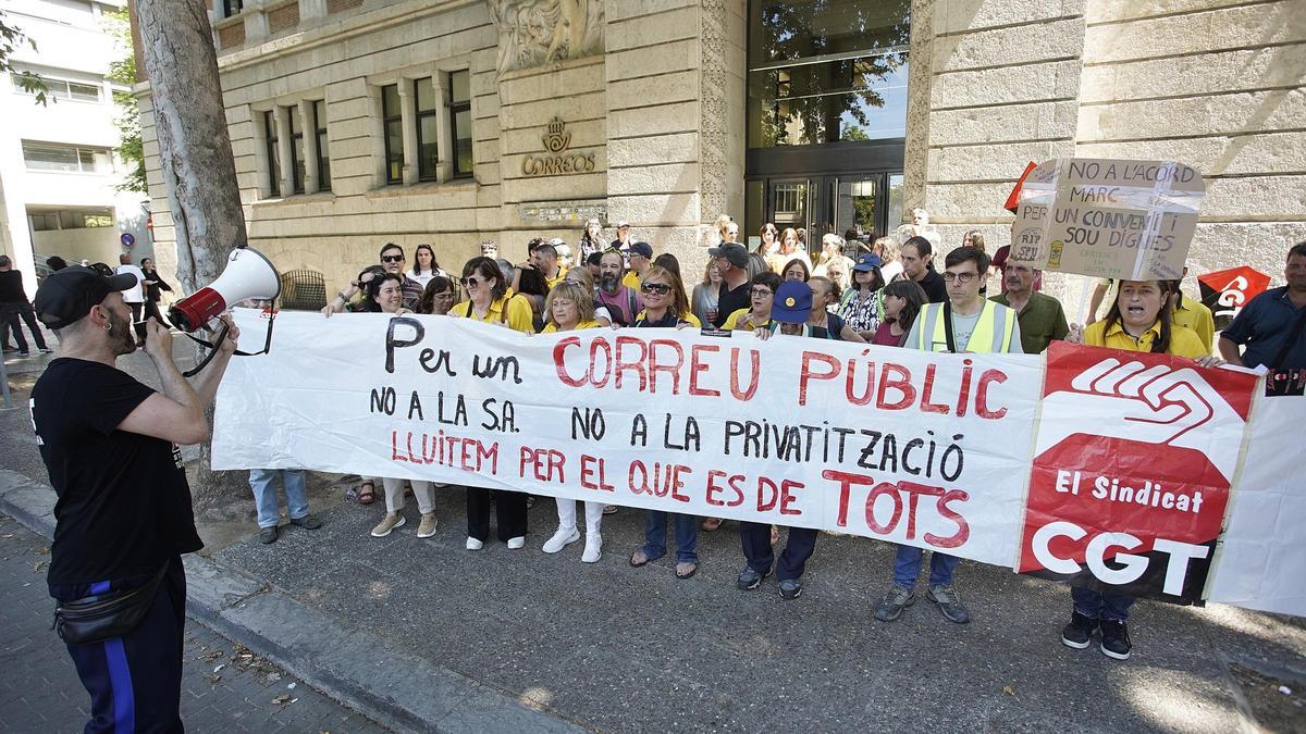 Les fotos de la protesta dels treballadors de Correus a Girona