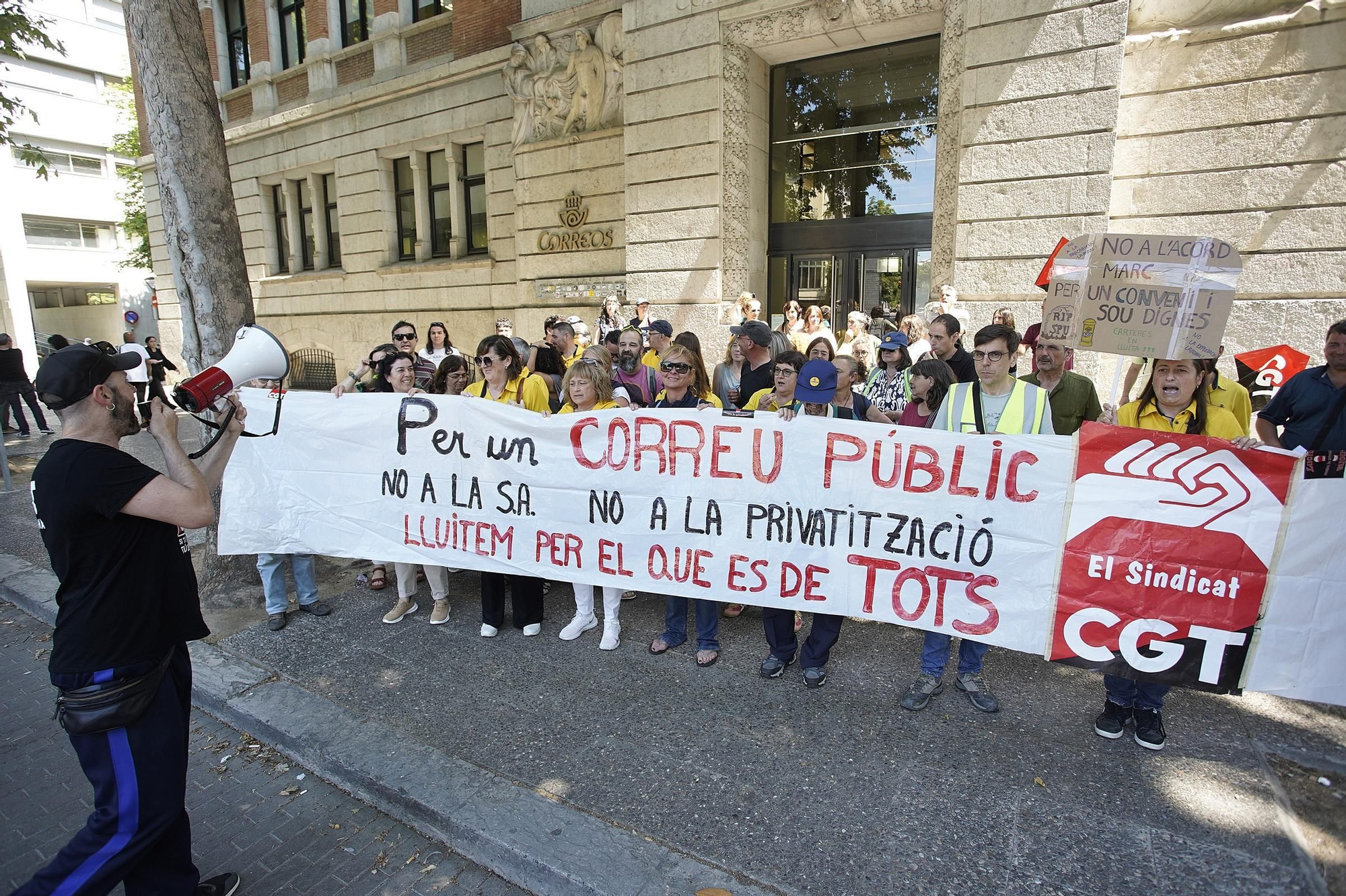 Les fotos de la protesta dels treballadors de Correus a Girona
