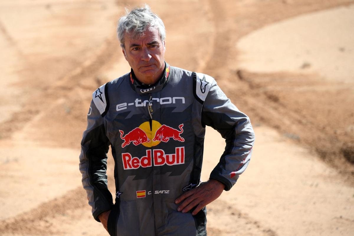El piloto español de Audi, Carlos Sainz, reacciona después de un accidente 
