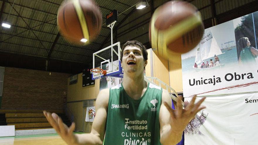 Todorovic realiza malabarismos con dos balones.