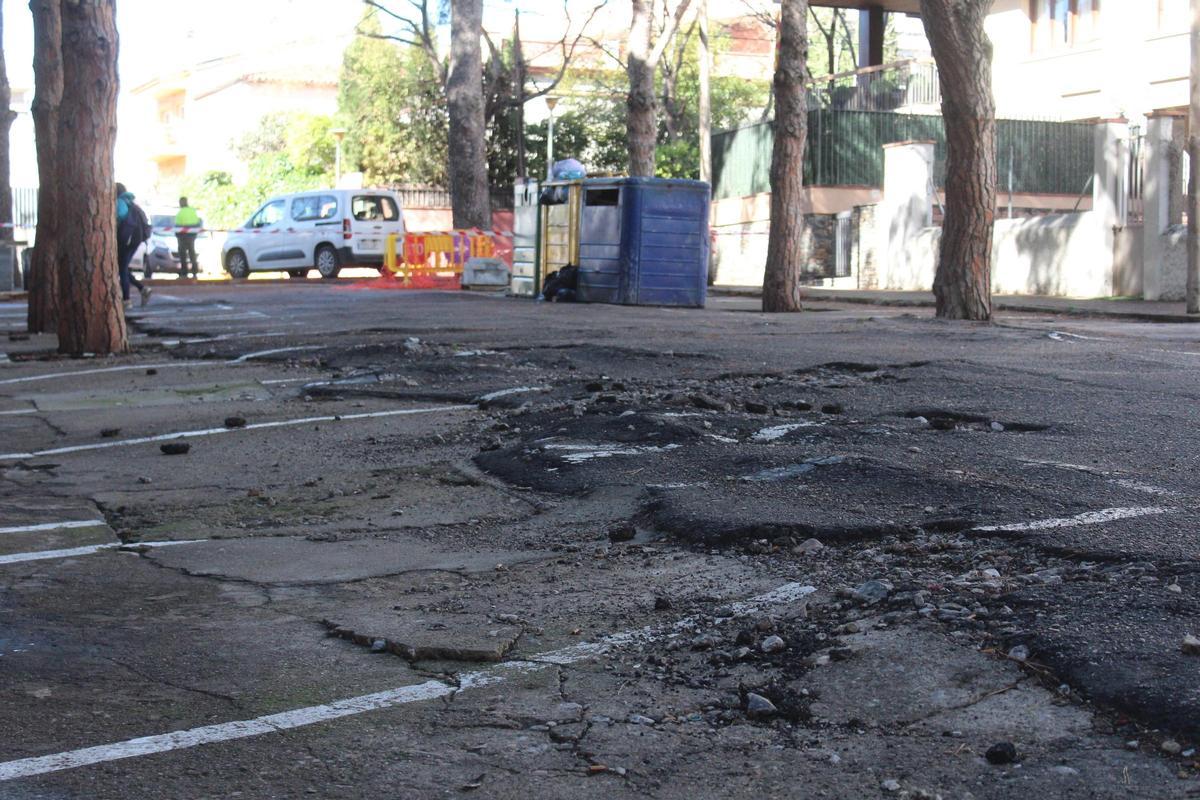 El mal estat del paviment fa anys que dura i s'agreuja amb les arrels dels pins