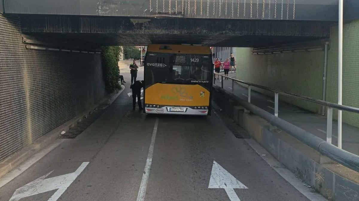 Un autobús encallat en un túnel talla el trànsit a Gavà