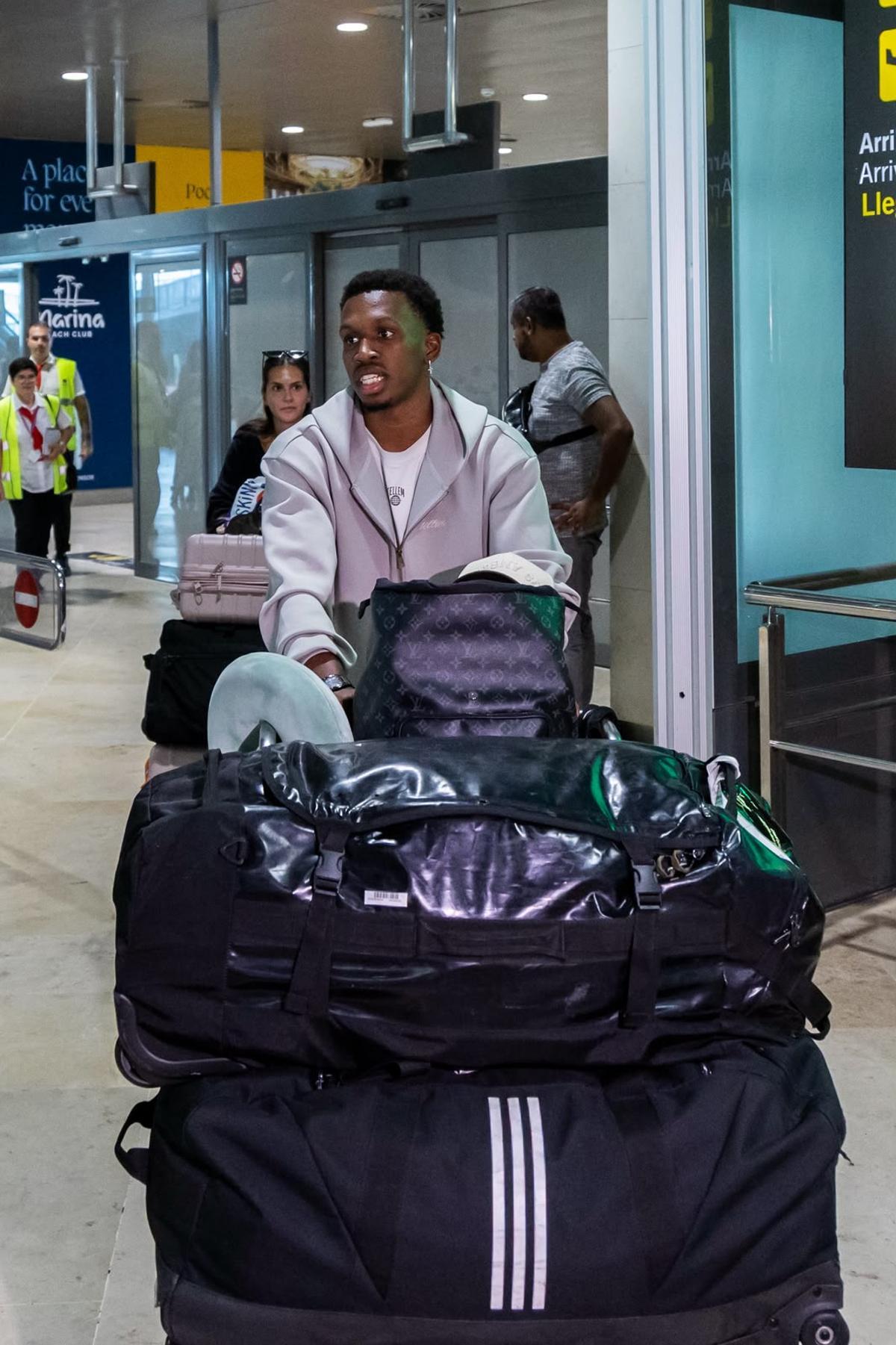 TJ Shorts, a su llegada al aeropuerto de Manises este martes por la tarde.