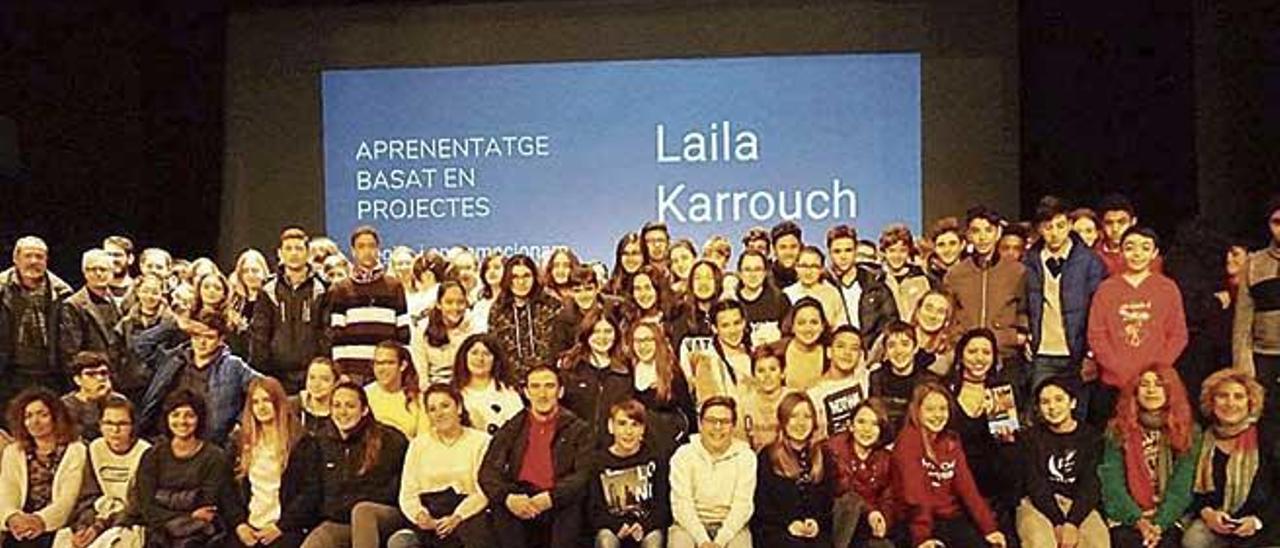 Els alumnes amb Laila Karrouch una vegada acabada la conferència al centre.