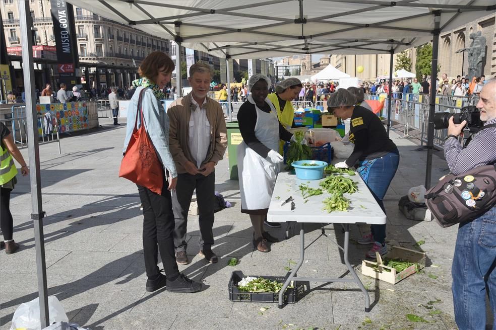 Miles de personas comen en la plaza del Pilar alimentos que iban a desecharse