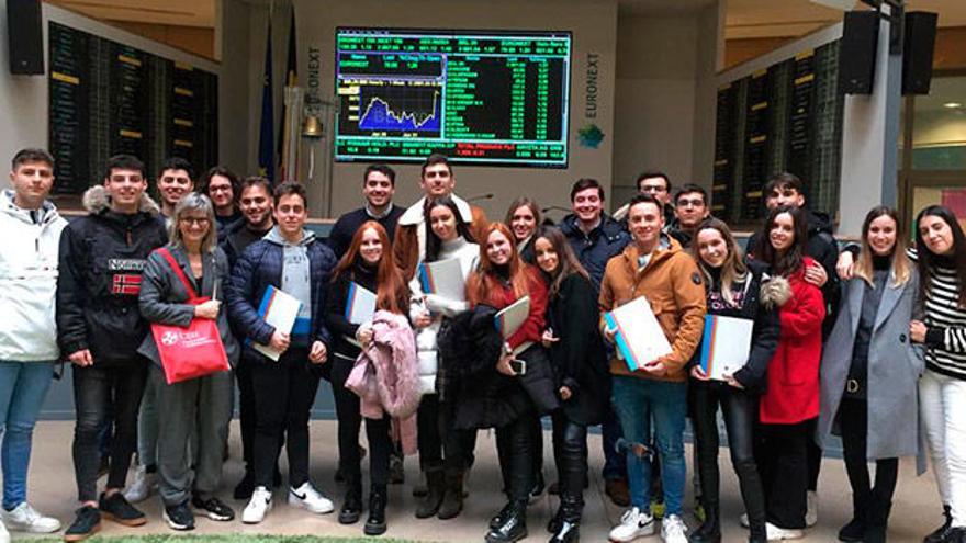 Estudiantes y profesoras del CEU en la sede de Euronext, el primer mercado bursátil de Europa.