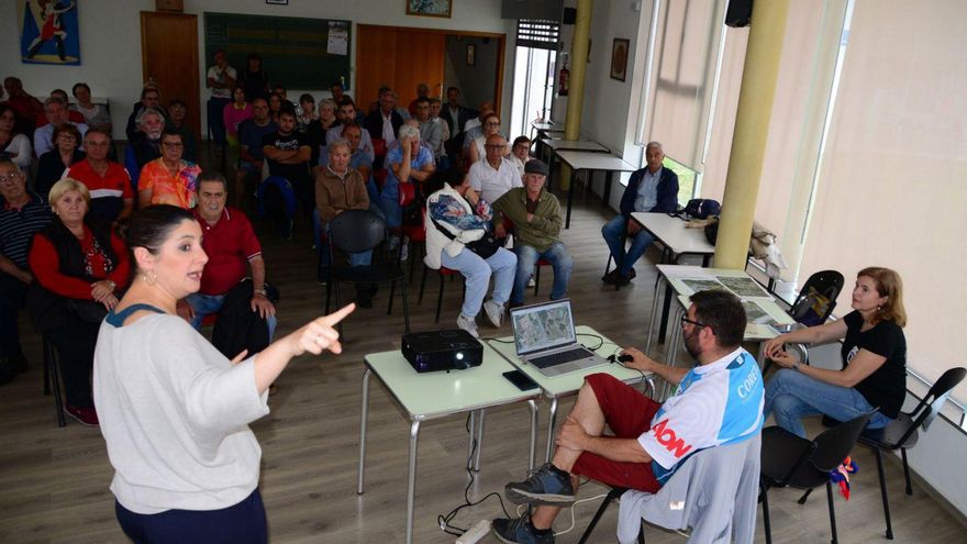 Leticia Santos explicando el proyecto a vecinos de Moaña.