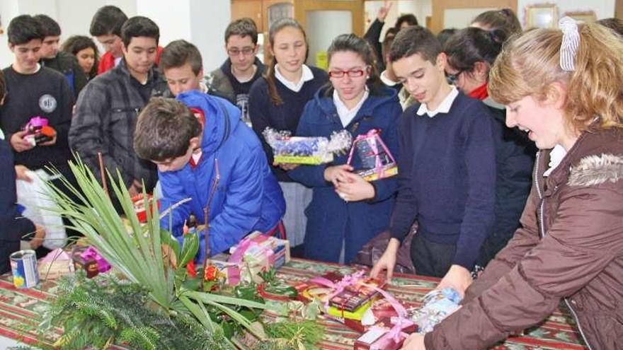 Entrega de alimentos de escolares en el servicio de Cangas. // S.A.