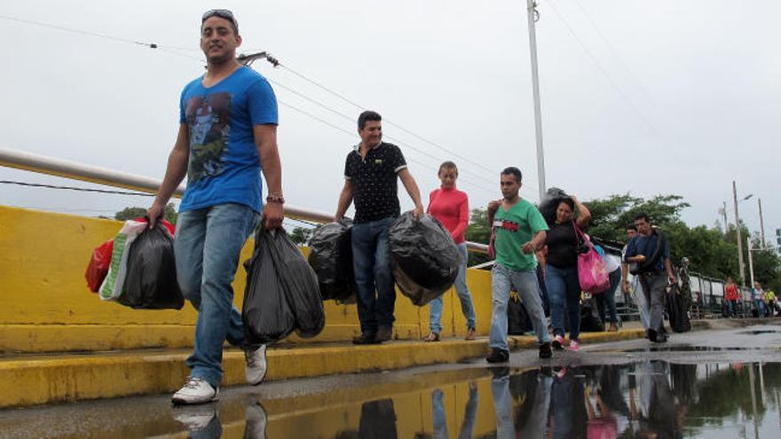 Miles de venezolanos cruzan la frontera con Colombia en busca de alimentos