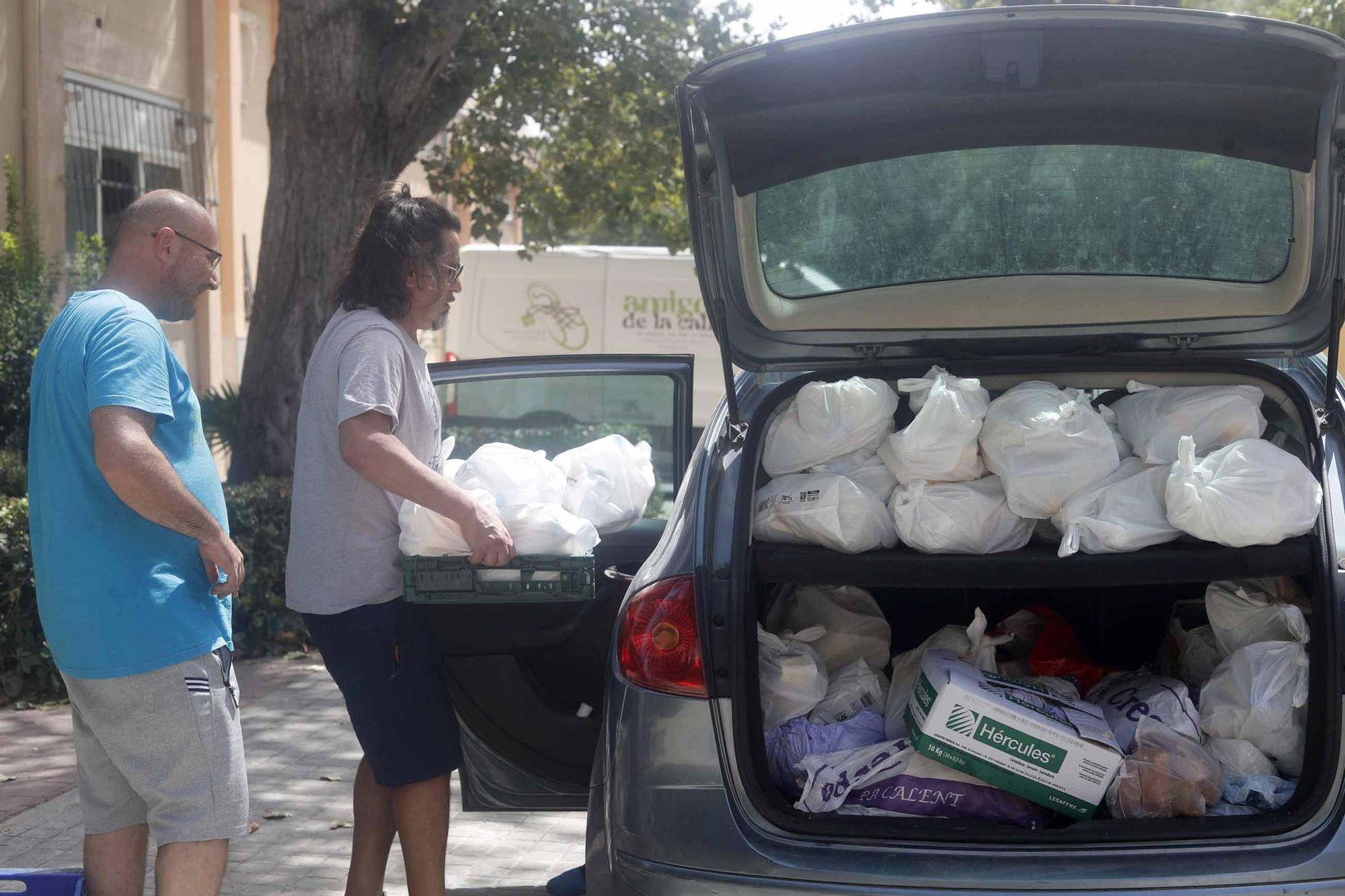 Amigos de la calle reparte comida en ocho rutas ante el incesante calor.