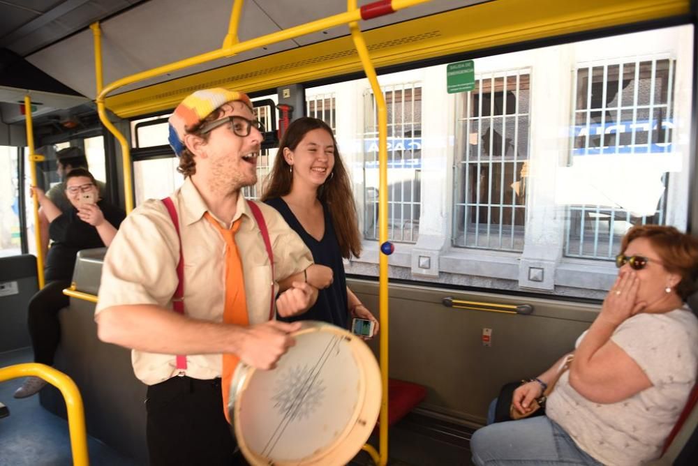 Mucho Más Mayo: actores en autobuses de Cartagena