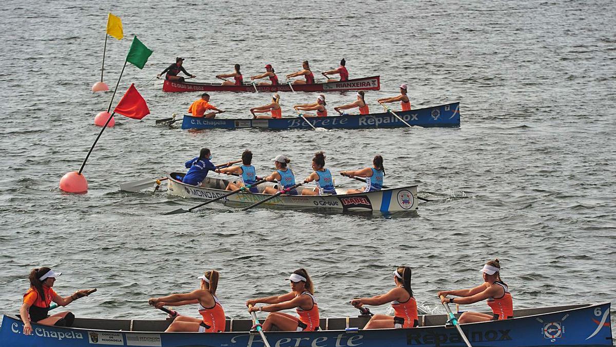 Unas de las regatas femeninas en aguas de Vilaxoán. |  // IÑAKI ABELLA