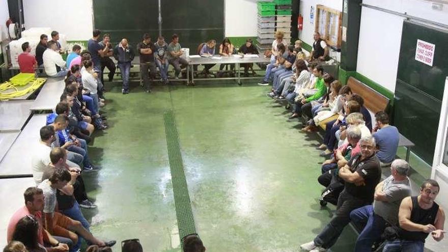 Asamblea de percebeiros, en la lonja de Baiona. // José Lores