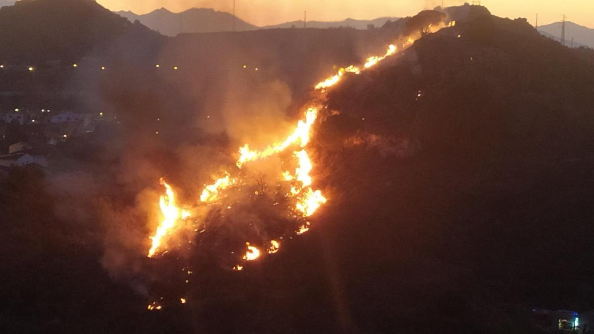 Fuego en una zona de monte, en el barrio de La Corta.