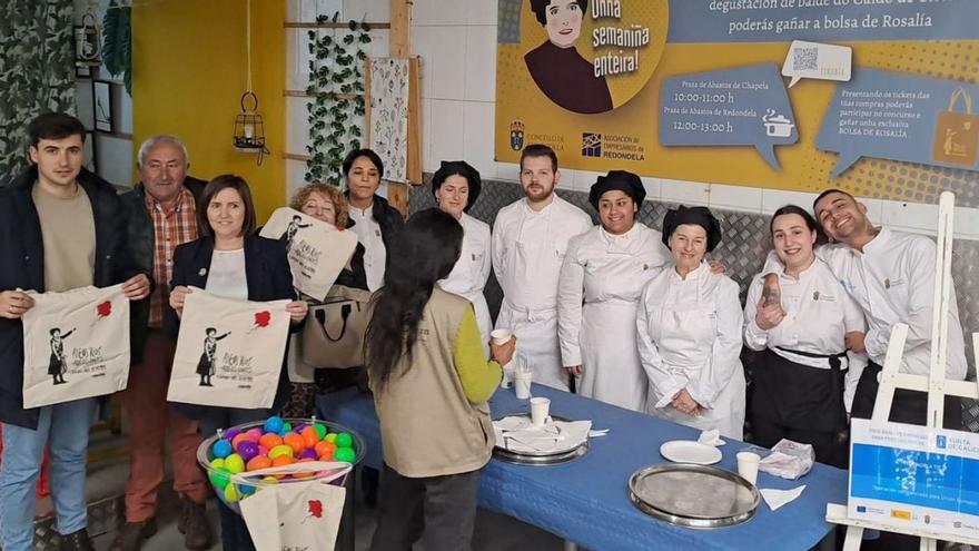 Los participantes en la iniciativa, ayer, en el mercado de Redondela.