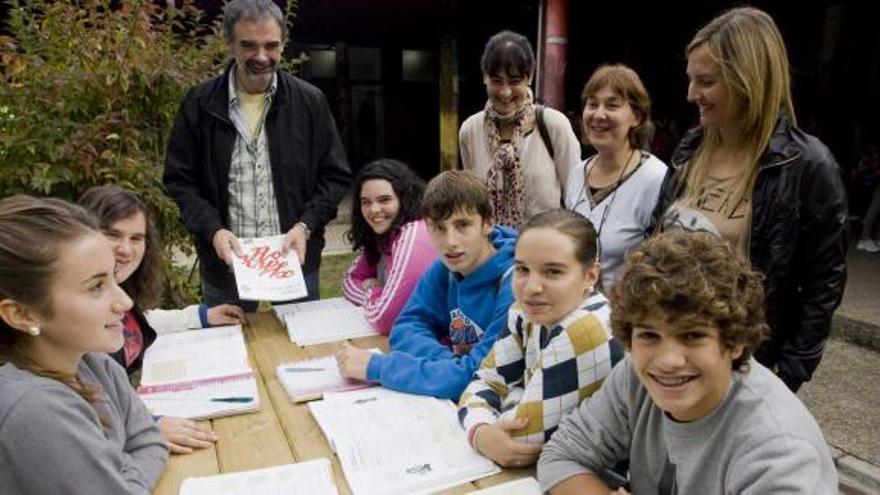 Sentados, los alumnos Covadonga López, Sara Álvarez, Raquel Miranda, Néstor Bustelo, Alba Fernández y Alberto González; detrás, Manuel Antonio Miranda, Loli Suárez, Aurora Muñiz y Eva María Clemente.