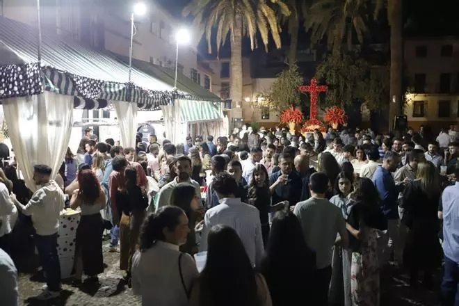 Noche de ‘juernes’ en las Cruces de Córdoba: rebujito, bulla joven y atardecer con sabor a puente