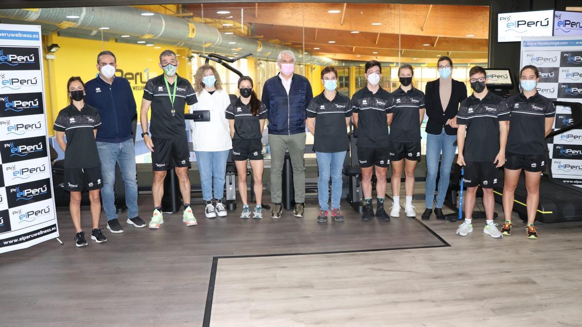 Paula Rodríguez, Juan Luis Martín, Jorge Azcona y Sonia Bejarano, ayer con los deportistas.