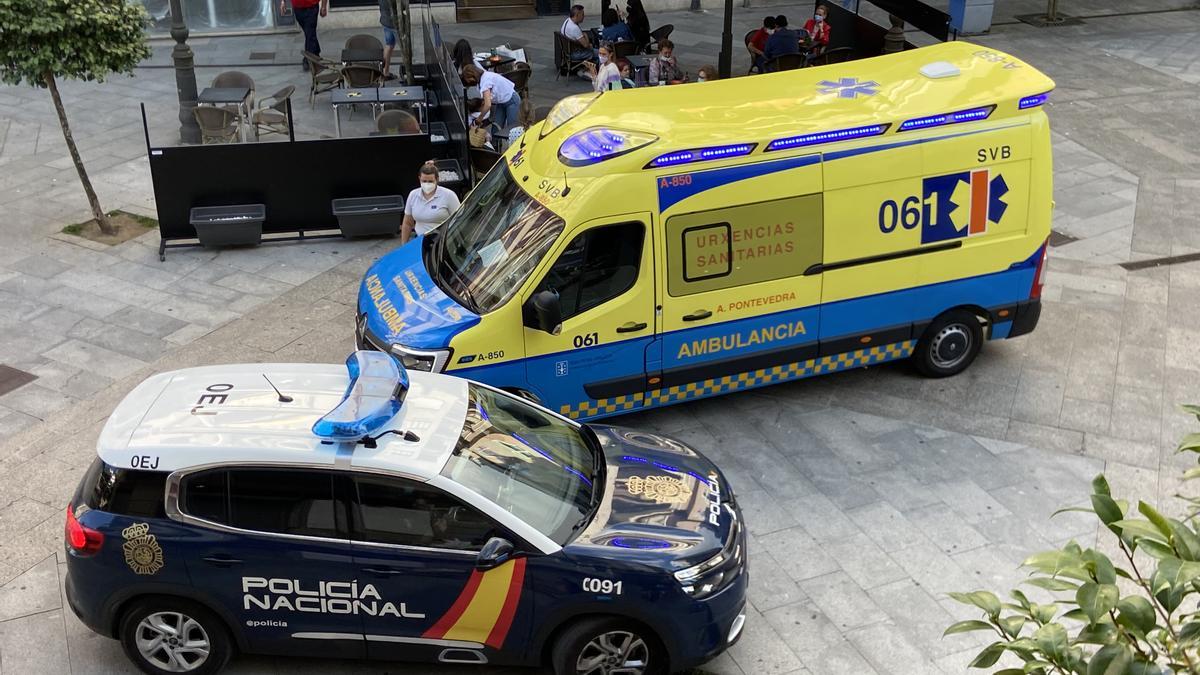 Un coche patrulla de la Policía Nacional en una de las zonas peatonales de Vilagarcía.