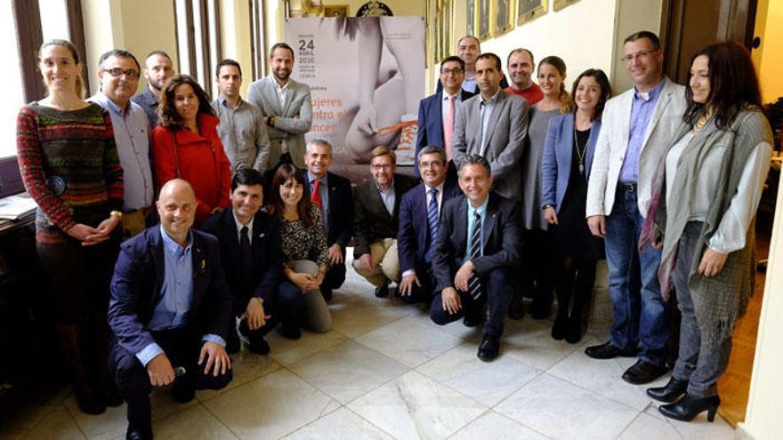 Foto de familia tras la presentación de la IV carrera Mujeres contra el cáncer de Málaga.