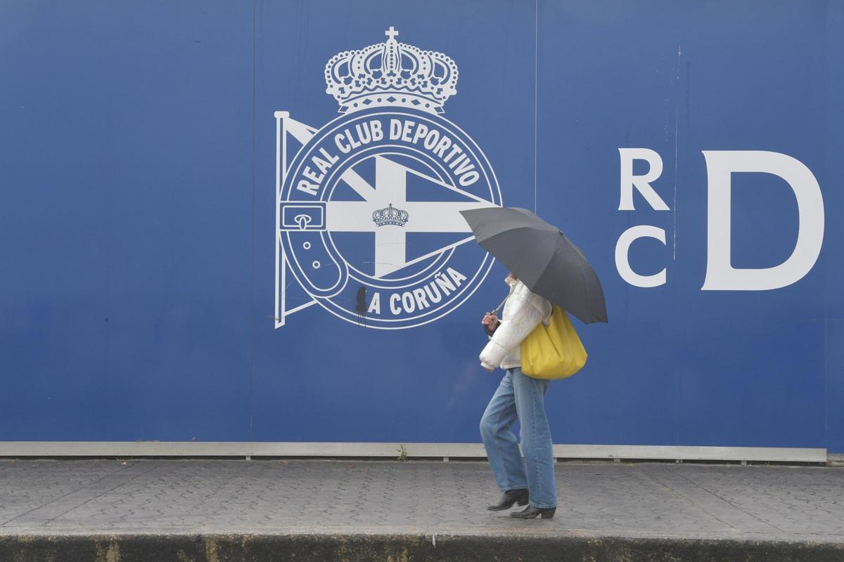 Escudo del Deportivo co la L tachada con pintura en los Arcados de Riazor