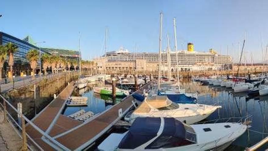 El &quot;Costa Mediterranea&quot; (al fondo), ayer, en la estación. // R.G.