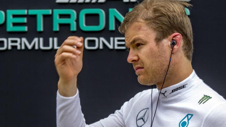 Nico Rosberg pasea por el &#039;paddock&#039; del GP de Rusia.