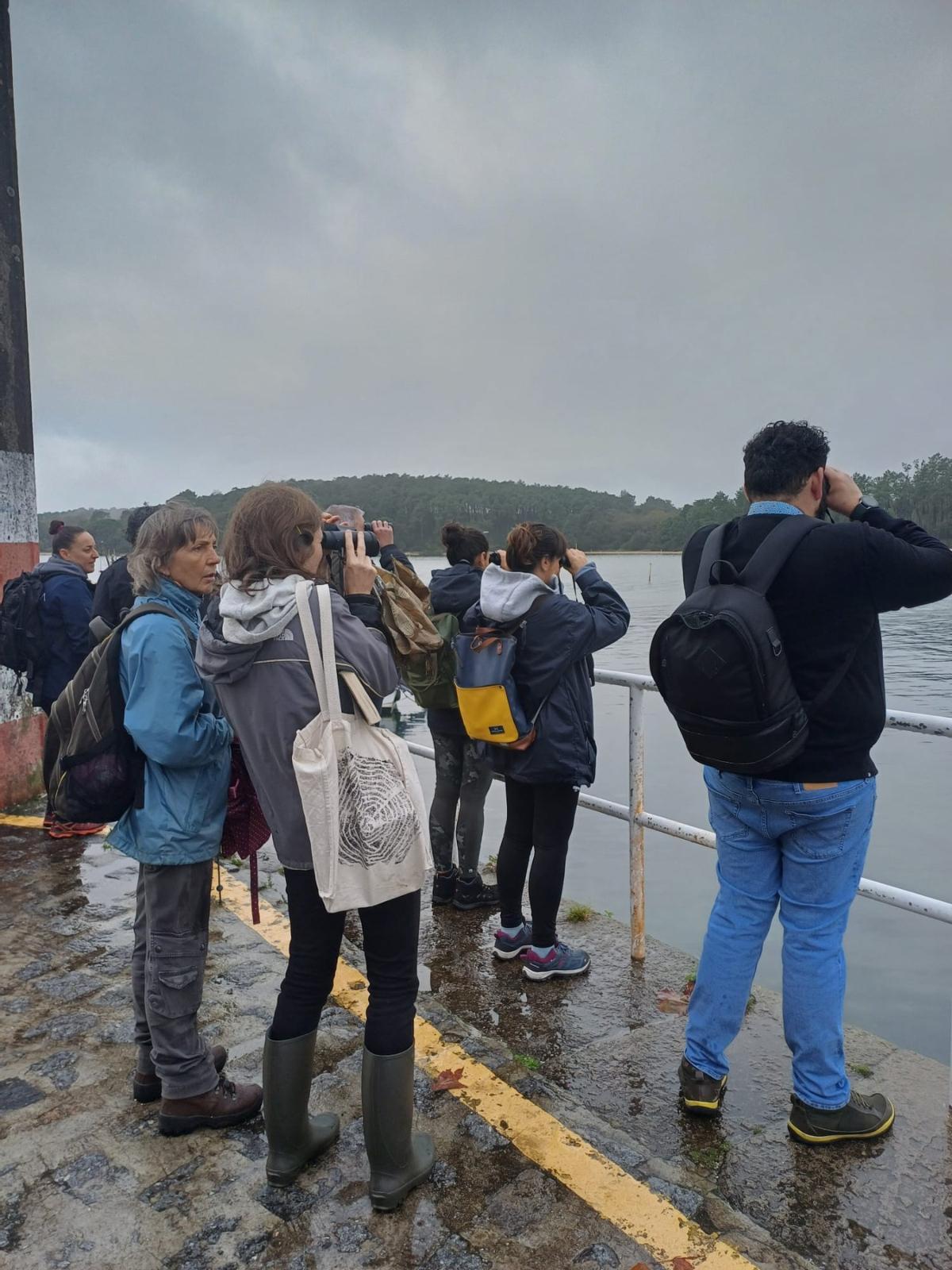 Asistentes a la visita guiada a la isla de Cortegada para disfrutar de su flora y su fauna.