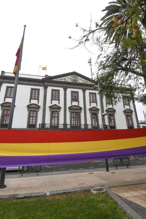 17-07-19 CANARIAS Y ECONOMIA. PARQUE DE SAN TELMO. LAS PALMAS DE GRAN CANARIA. Manifestacion, concentracion y despliegue de la bandera republicana delante del Palacio Militar. Fotos: Juan Castro.  | 17/07/2019 | Fotógrafo: Juan Carlos Castro