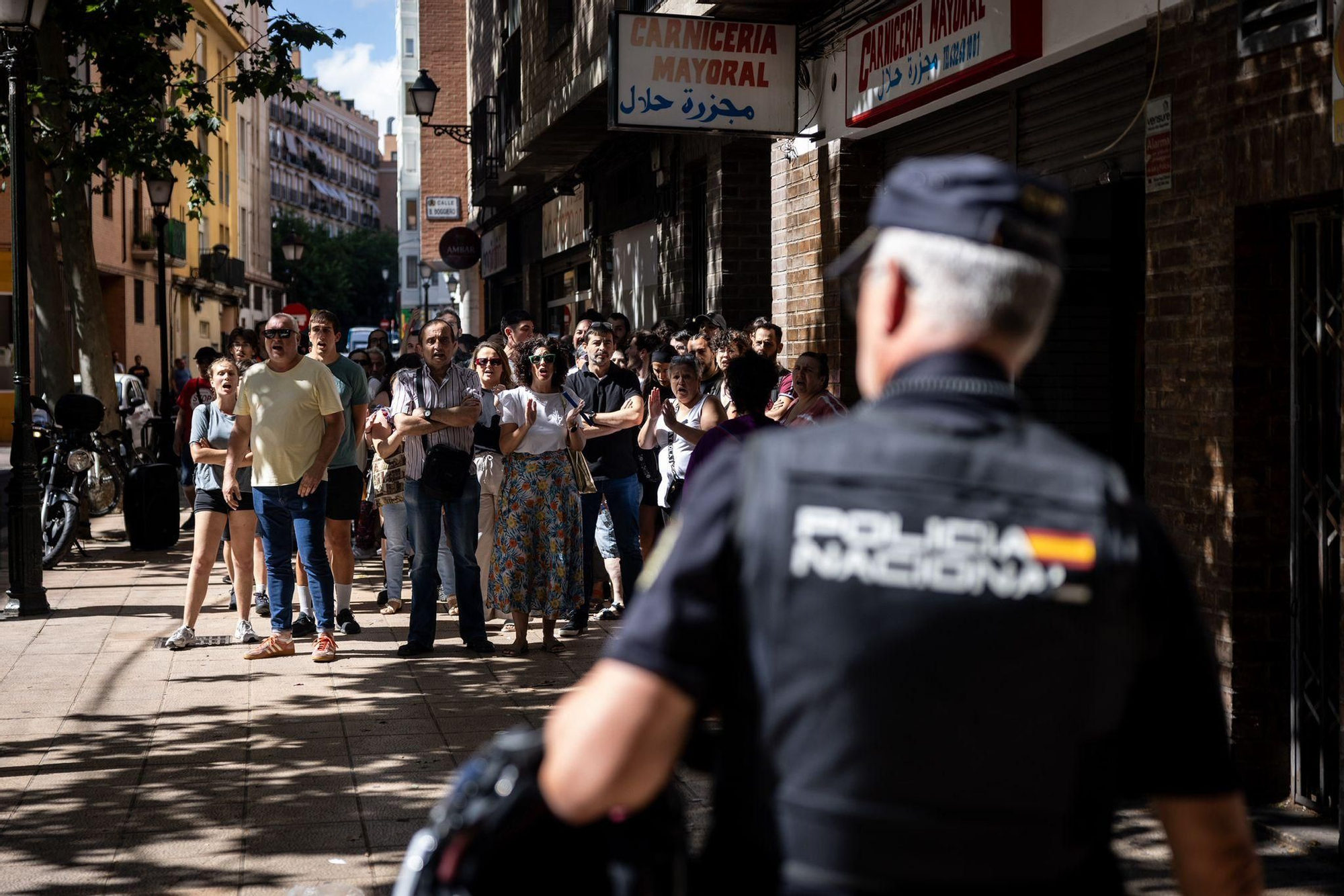 En imágenes |  Zaragoza se moviliza contra el desahucio de Samanta: "Es injusto lo que está pasando"