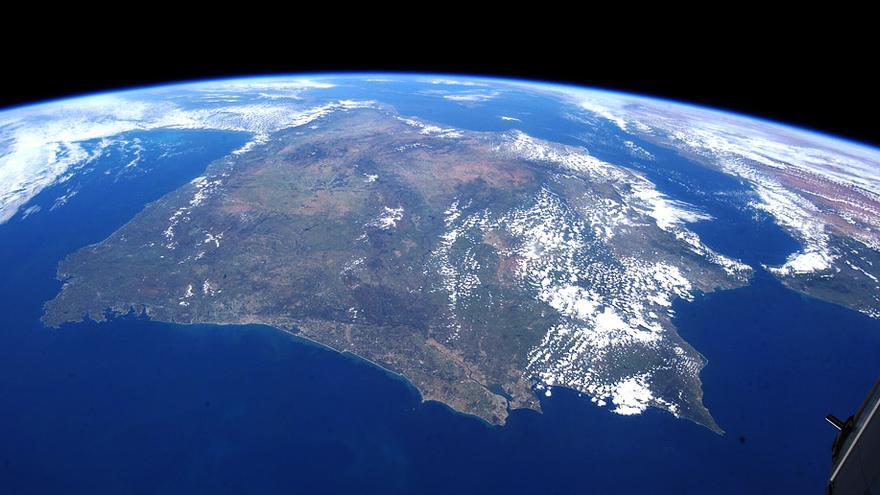 La Península Ibérica, vista aquí desde el oeste, gira en el sentido de las agujas del reloj sobre su eje.