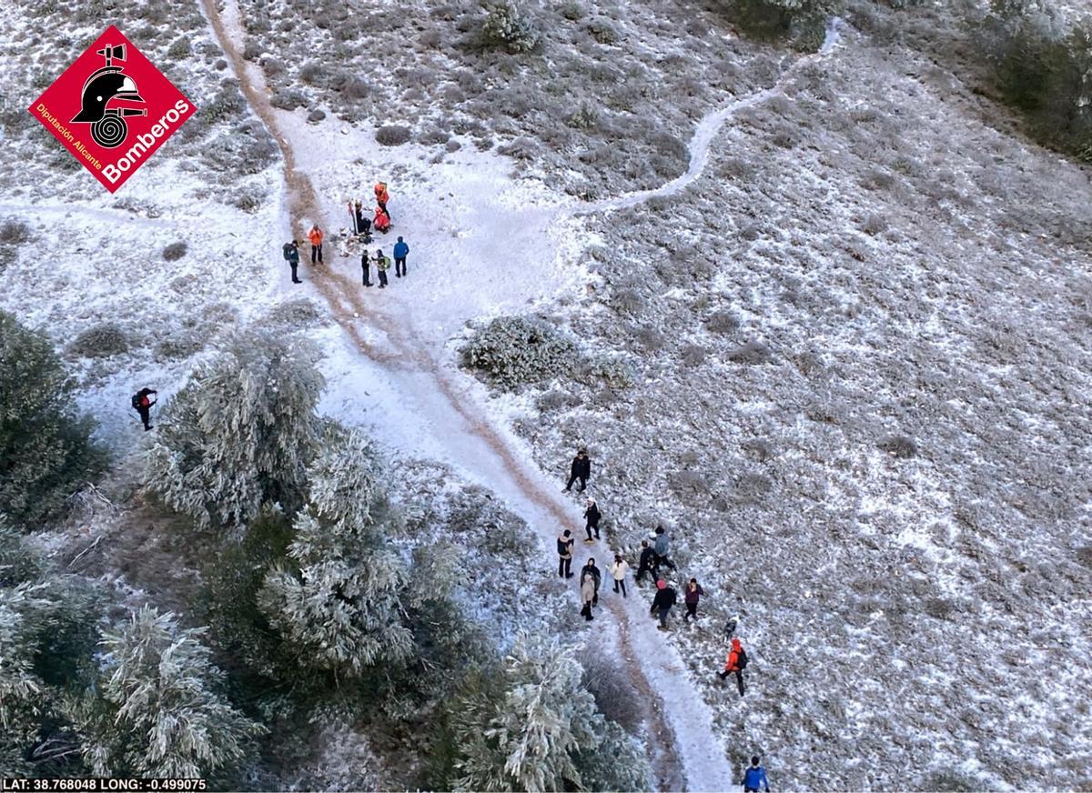 Intervención de los bomberos en la Sierra de Mariola nevada el pasado martes