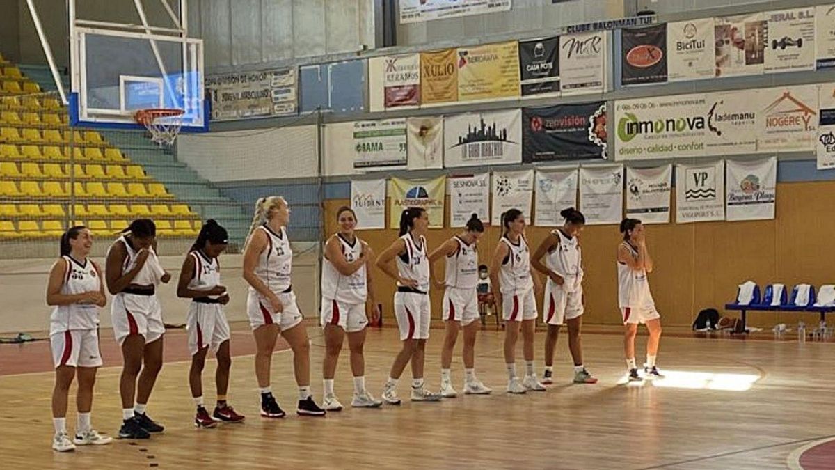 El equipo zamorano, ayer en el pabellón municipal de Tui, y una jugada del partido.