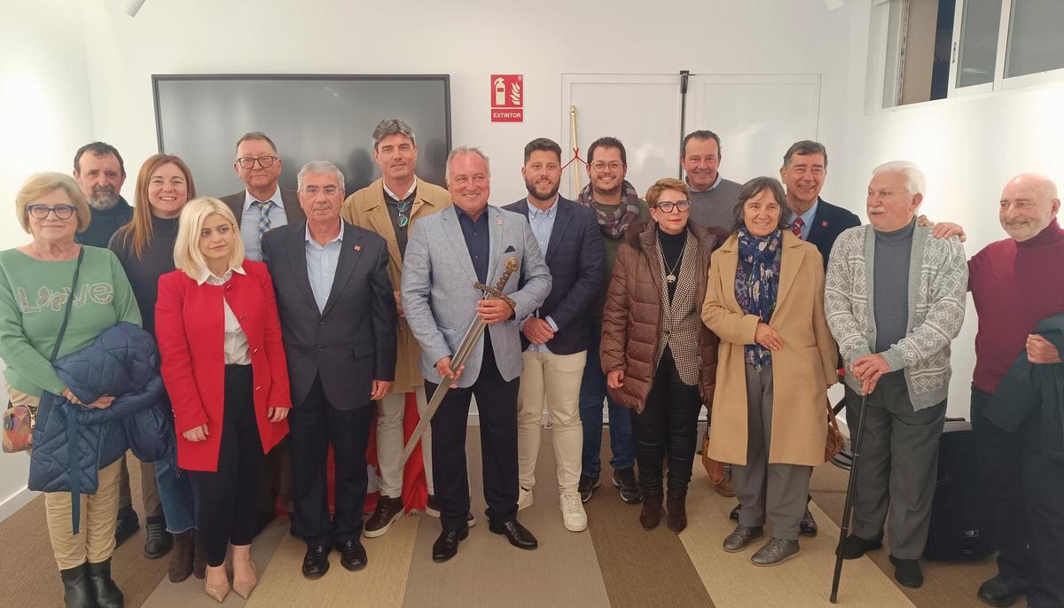 En el centro, David Devesa Santacreu acompañado por la comisión, el alcalde y ediles del ayuntamiento.