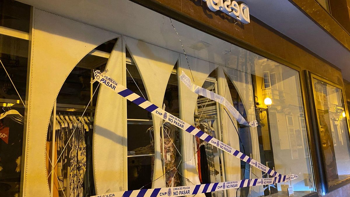Roban y vandalizan seis comercios de Triana