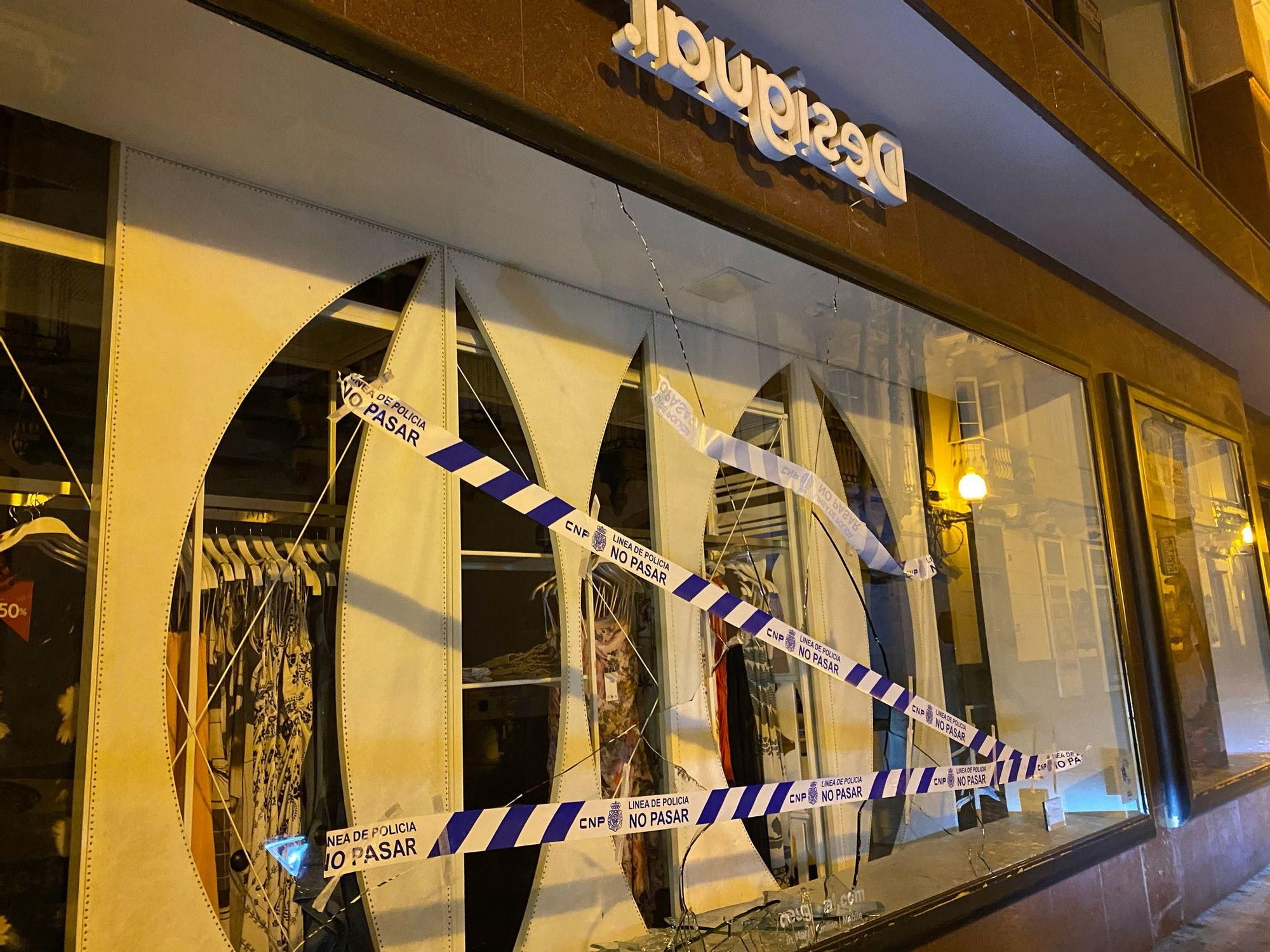 Roban y vandalizan seis comercios de Triana