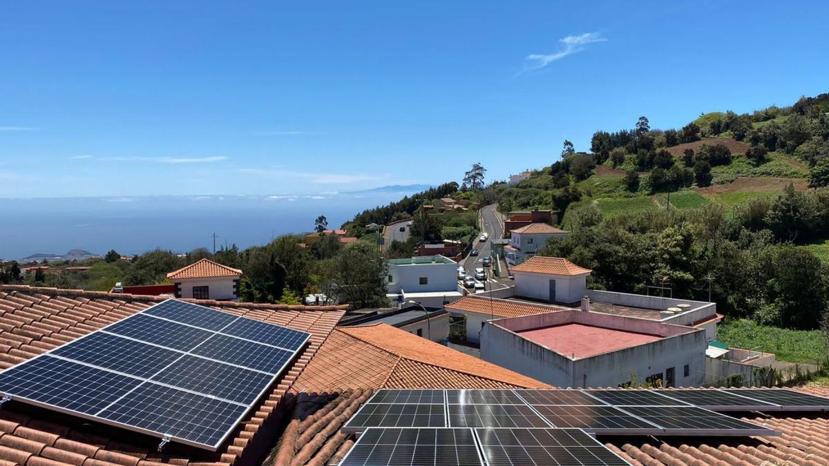 Unas placas solares en el tejado del Ayuntamiento de El Rosario.