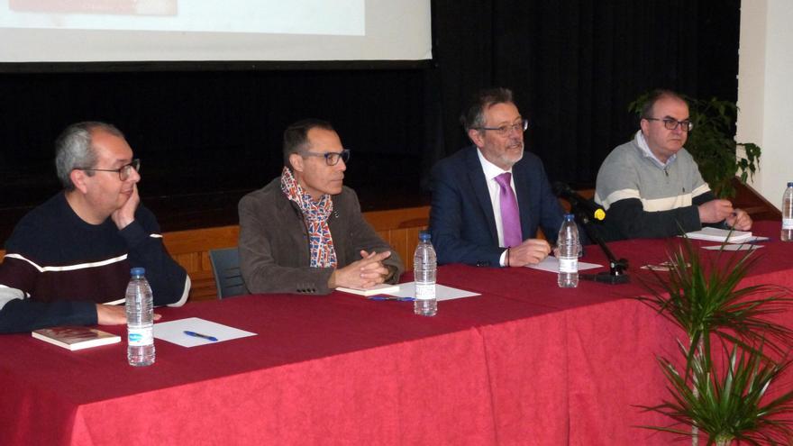 Zas achega a Enrique Labarta Pose ao seu Día das Letras Galegas