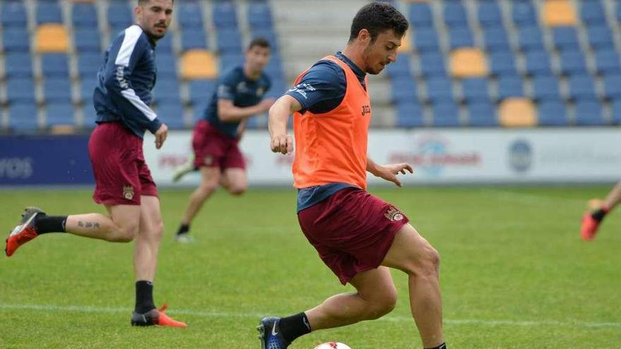 Kevin Presa conduce el balón durante un entrenamiento en Pasarón. // Gustavo Santos