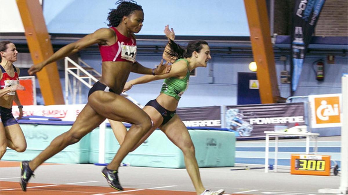 María Martín Sacristán (derecha), del Playas de Castellón, en el Trofeo CAI-Ciudad de Zaragoza